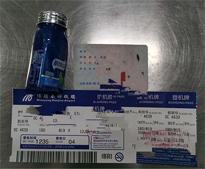 安检站查获一瓶油漆.png