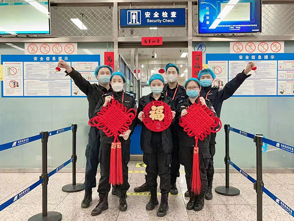 安检通道“年味十足”1.jpg