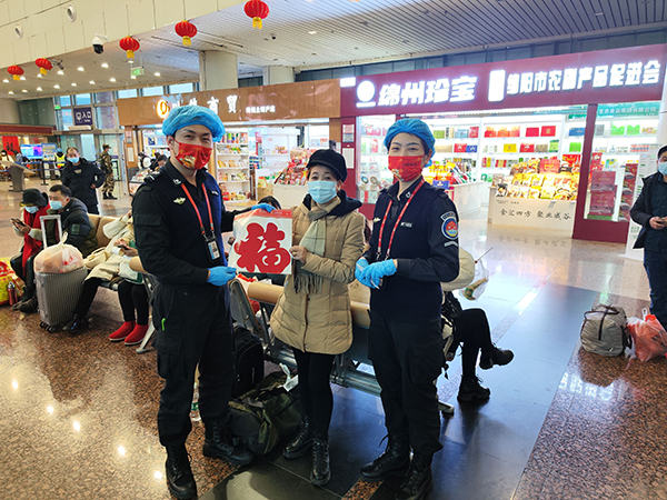 安检通道“年味十足”2.jpg