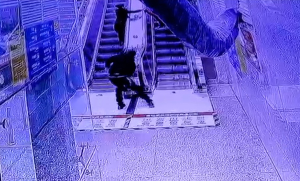 职旅同协上演电梯救人惊险片段.jpg