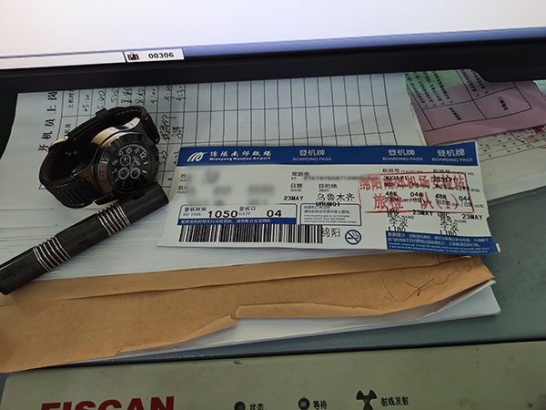 安检站查获旅客携带多个伪装点烟器.jpg