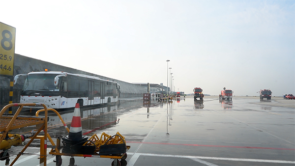 qy球友会官网积极组织开展航空器跑道突发事件应急救援演练2.jpg
