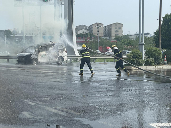 qy球友会官网消防队迅速处置突发自燃车辆.jpeg