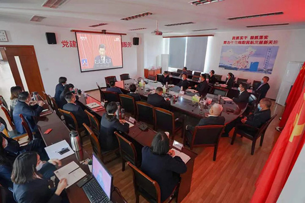 qy球友会官网党员干部职工收听收看党的二十大开幕会1.jpg