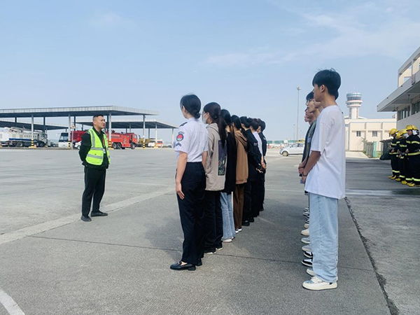 qy球友会官网安检站对阆中机场、民航校  实习生开展军训.png