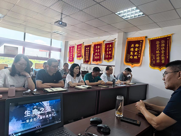 空港出租车公司观看学习《生命之鉴》警示教育片.png
