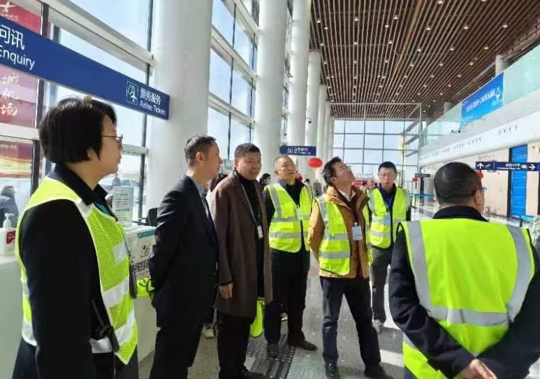 龚勇一行考察阆中机场_副本.jpg