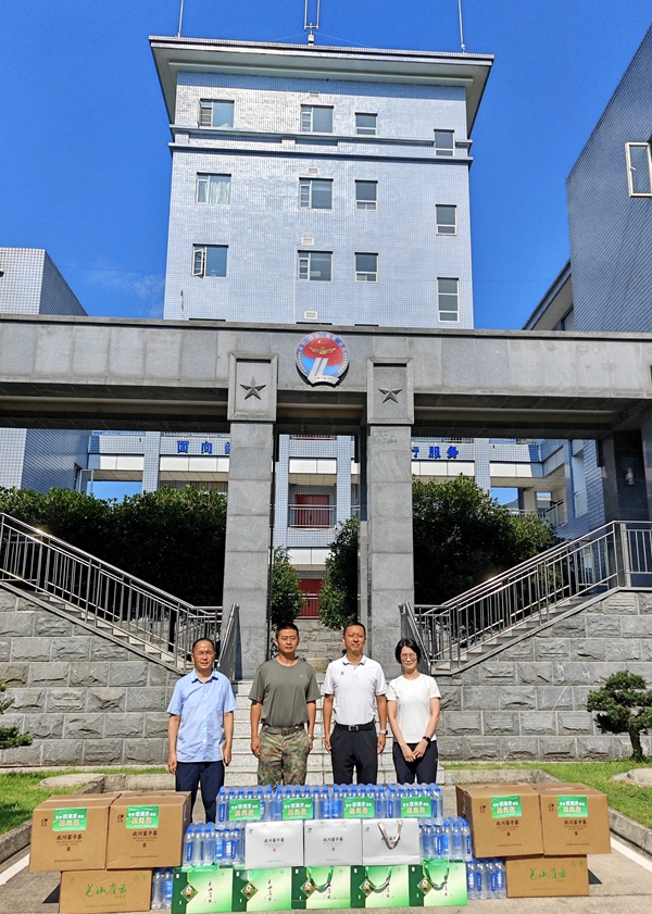 八一送清凉 军民情谊浓